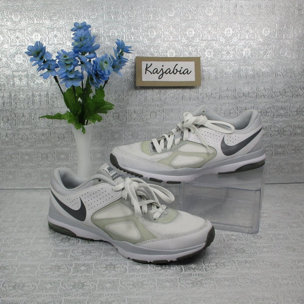 NIKE Tennis Shoes. Like new. Size 9